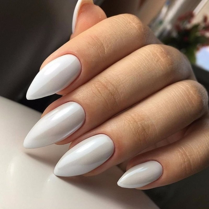 Белый маникюр на длинные миндальные ногти