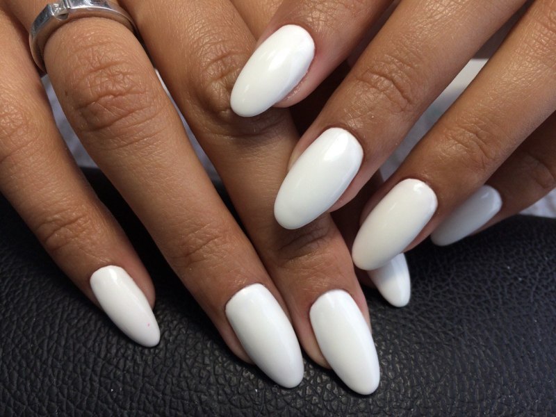 Белый маникюр миндаль