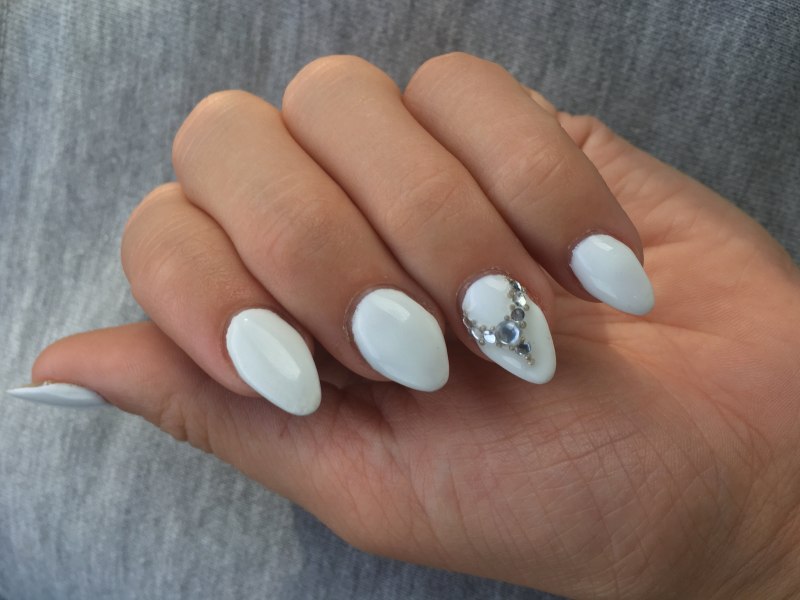 Длинные миндалевидные ногти