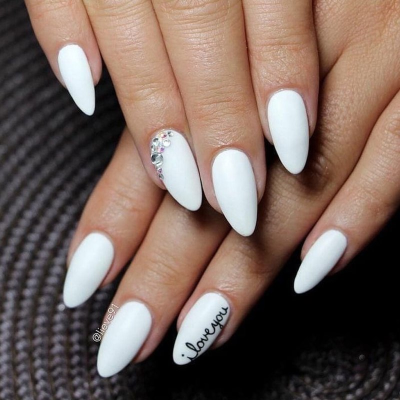 Белый маникюр