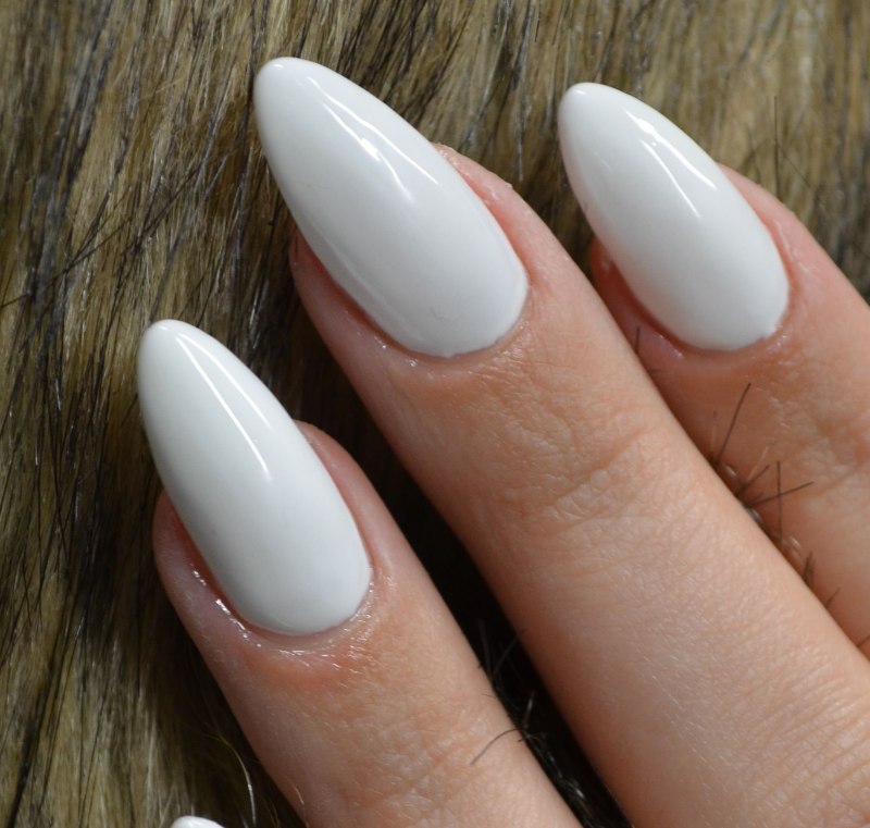 Белый маникюр миндаль