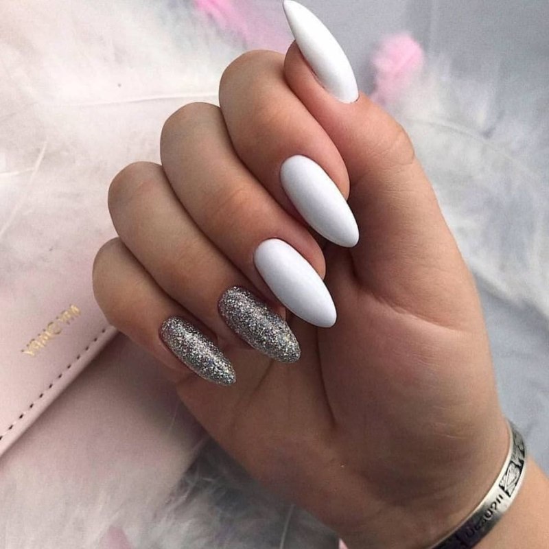 Белый маникюр миндаль