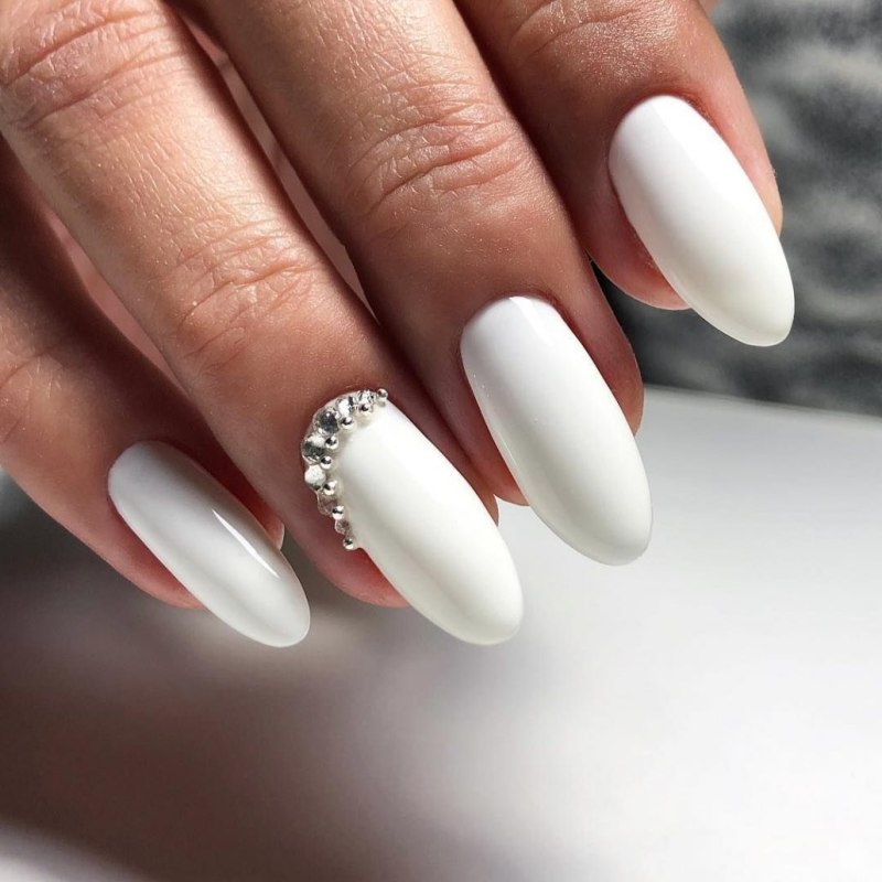 Молочный френч миндаль