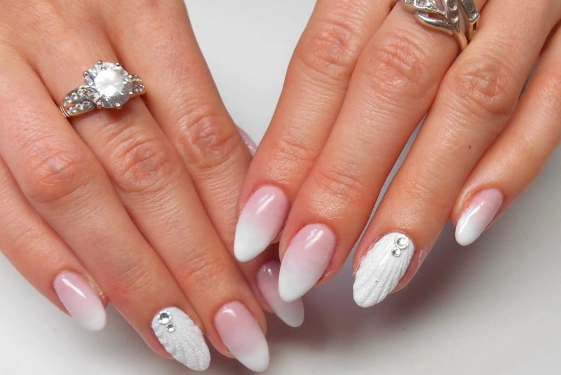Маникюр светлый миндаль
