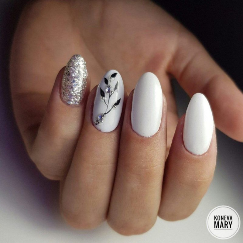 Белые ногти миндаль