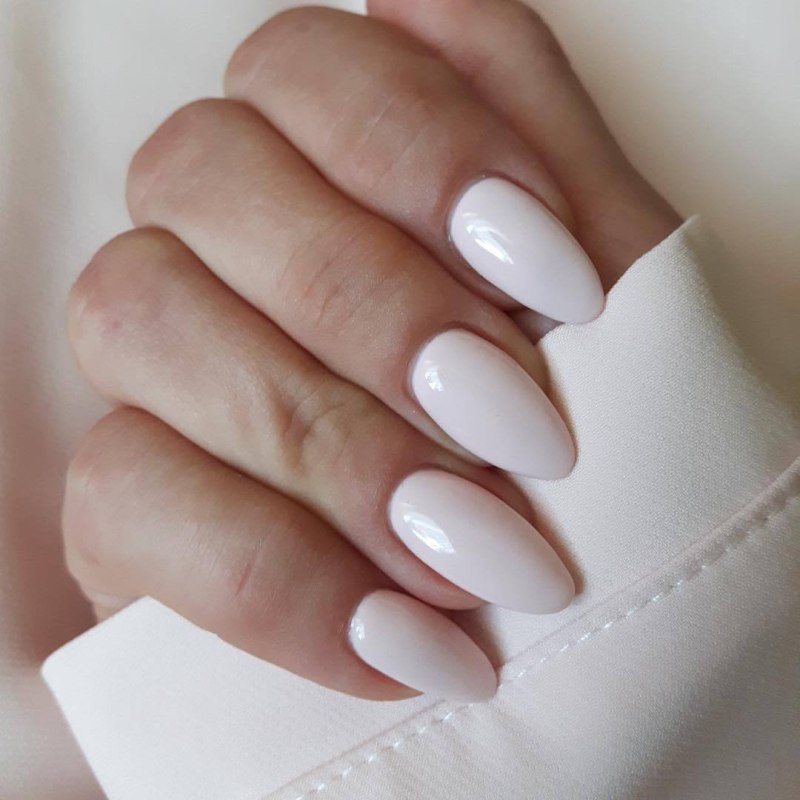 Френч на миндалевидных ногтях с молочной базой