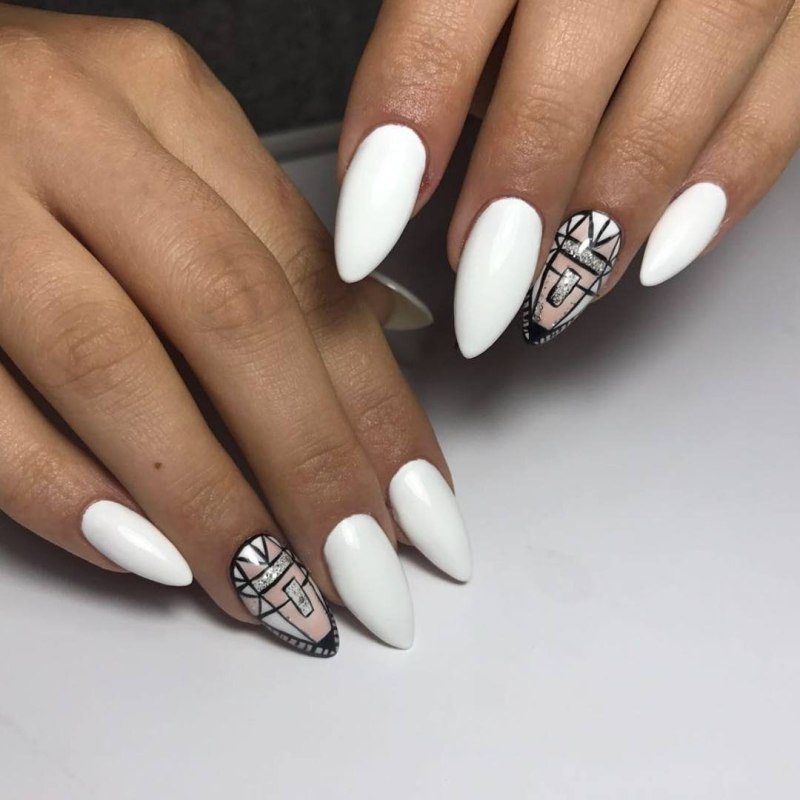 Белый маникюр на миндалевидных ногтях