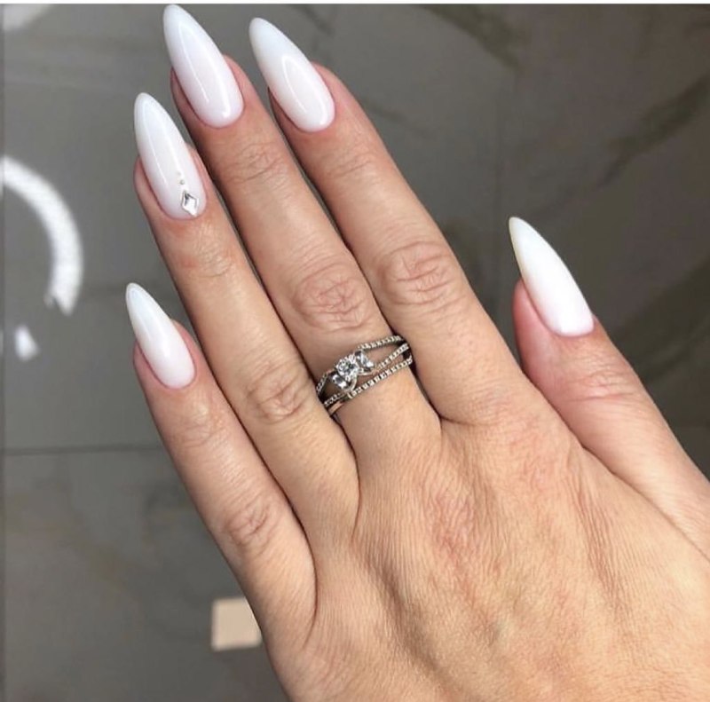 Белые ногти маникюр миндаль