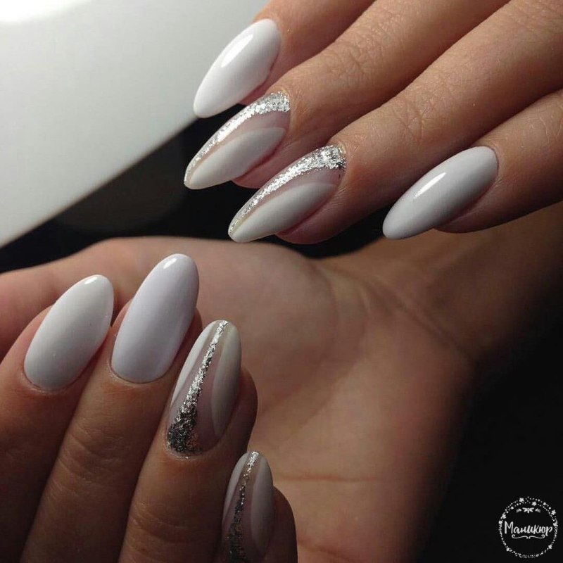 Светлый маникюр на длинные ногти миндалевидной белый