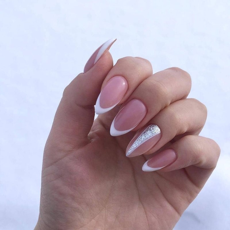 Молочный матовый маникюр миндаль