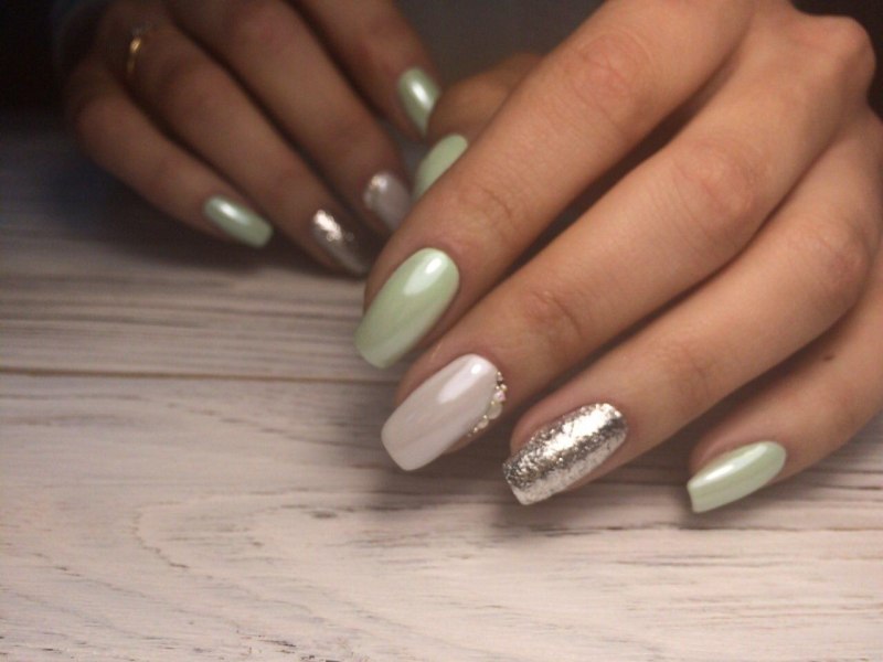 Ногти однотонные с фольгой