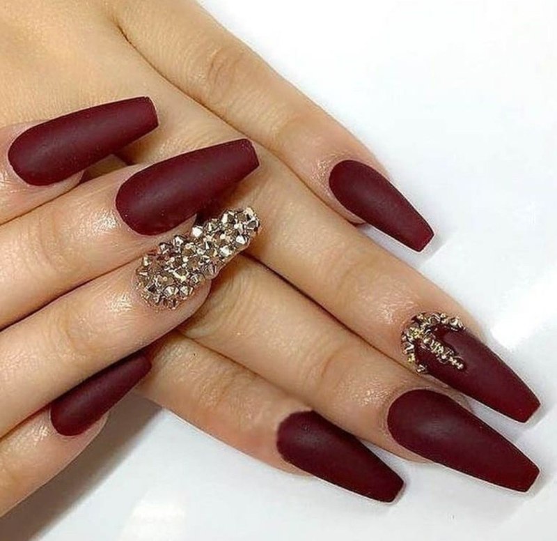 Бордовый маникюр на длинные ногти