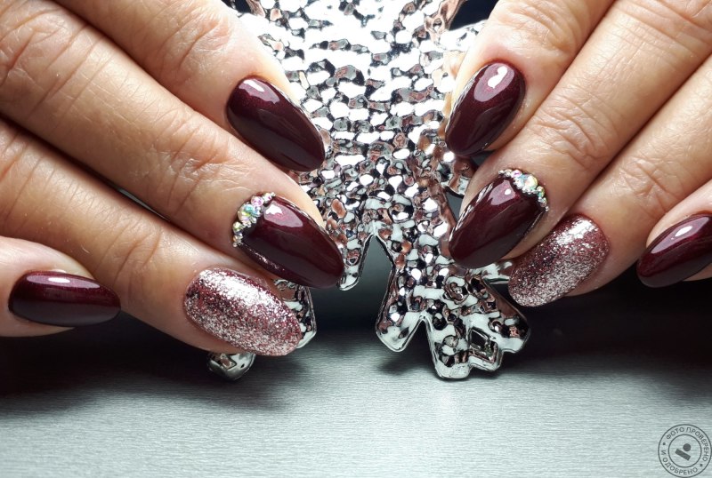 Маникюр бордо со стразами