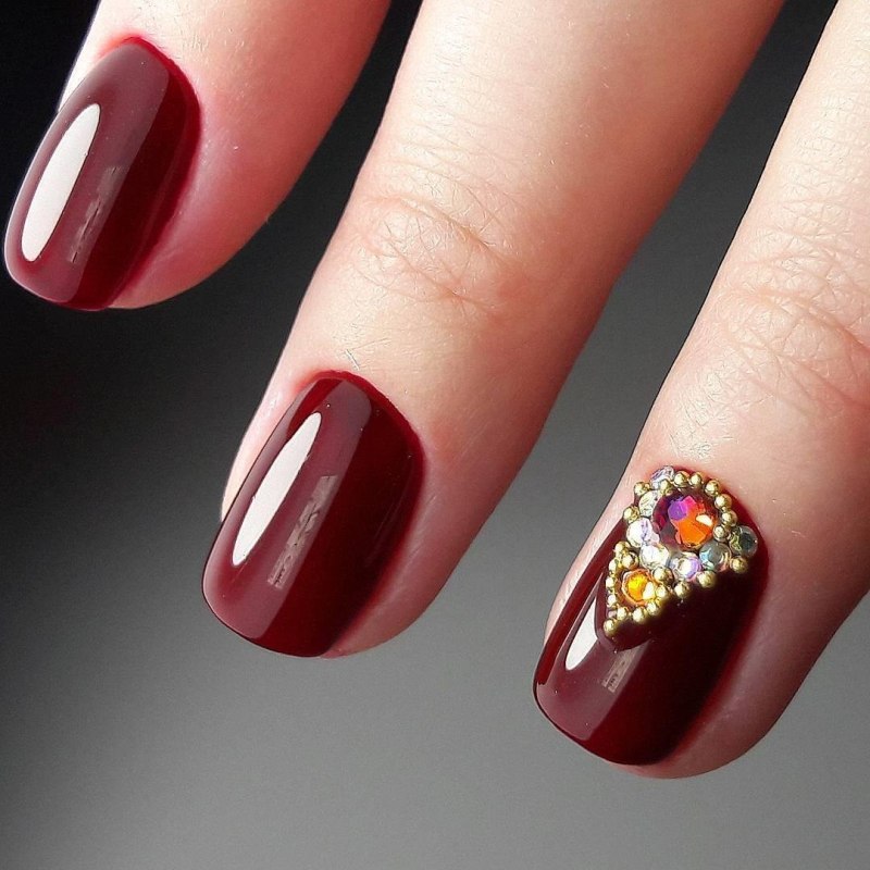 Маникюр под бордовое платье