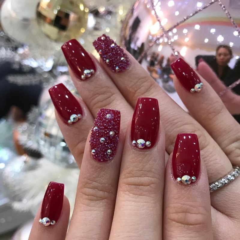 Ногти с золотом с камнями