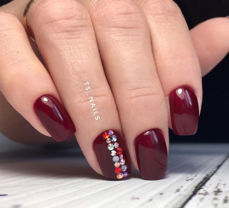 Шикарный бордовый маникюр со стразами