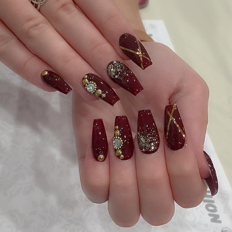 Ногти бордовые с черным
