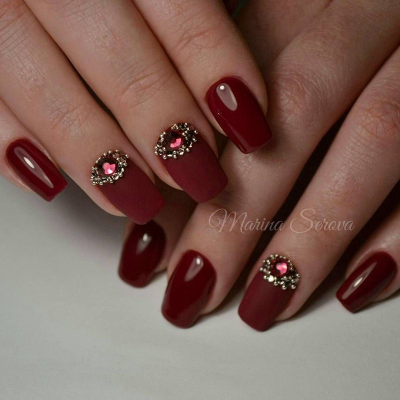 Бордовый маникюр со стразами