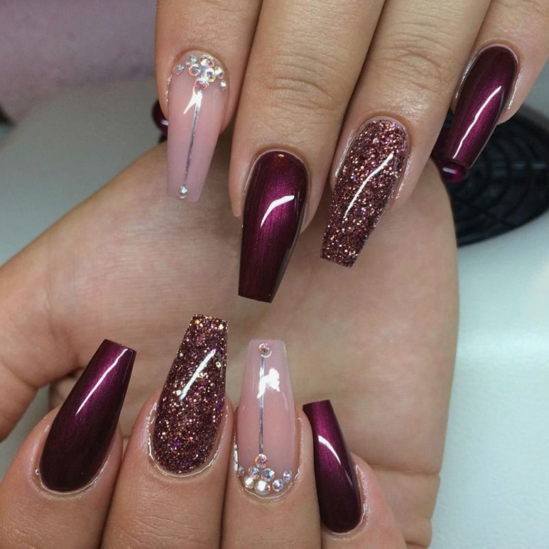 Бордовые ногти с камнями