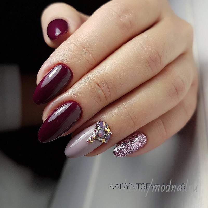Красный маникюр с блестками и стразами