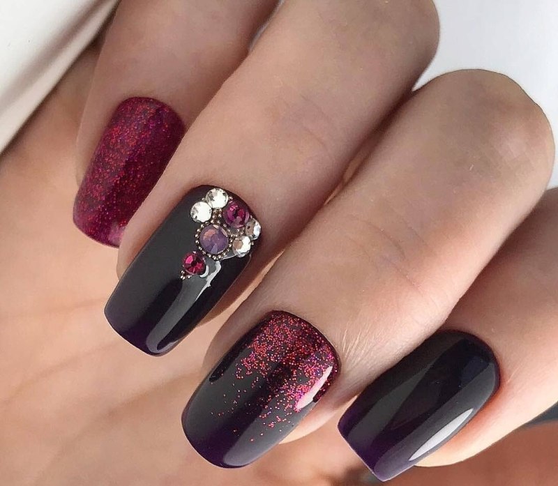 Маникюр бордовый с золотом