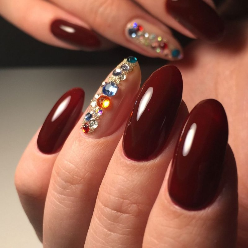 Красн маникюр со стразами и блестками