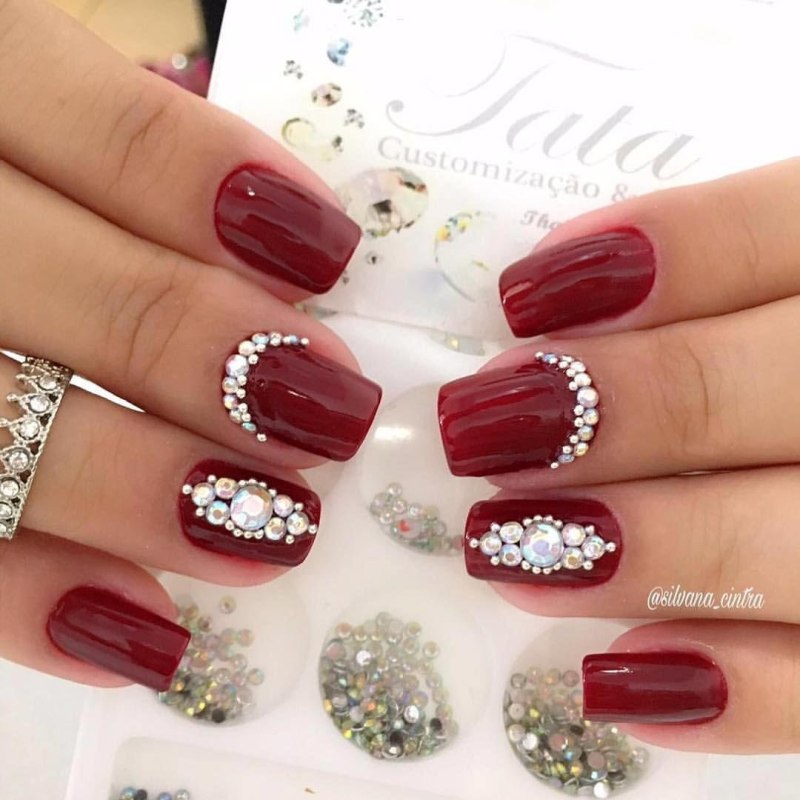 Ногти бордовые с блестками и камнями