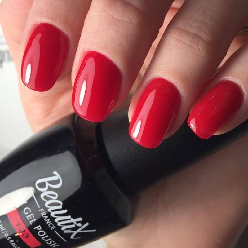 Красный маникюр