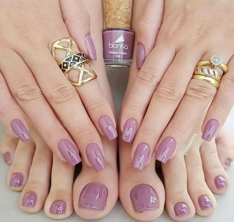 Маникюр и педикюр в одном стиле