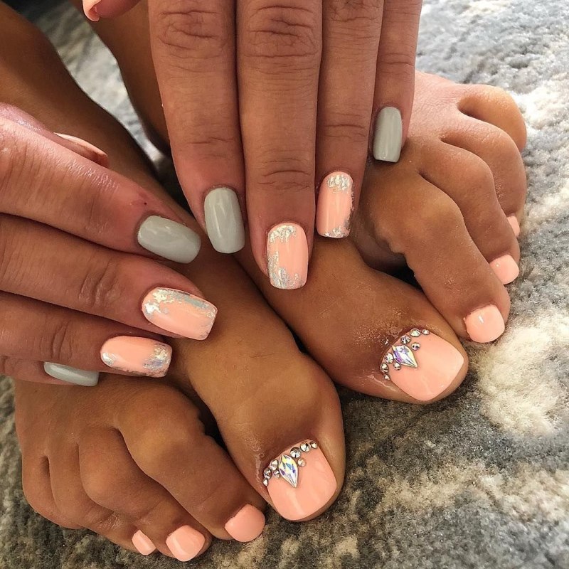 Маникюр и педикюр в одном стиле