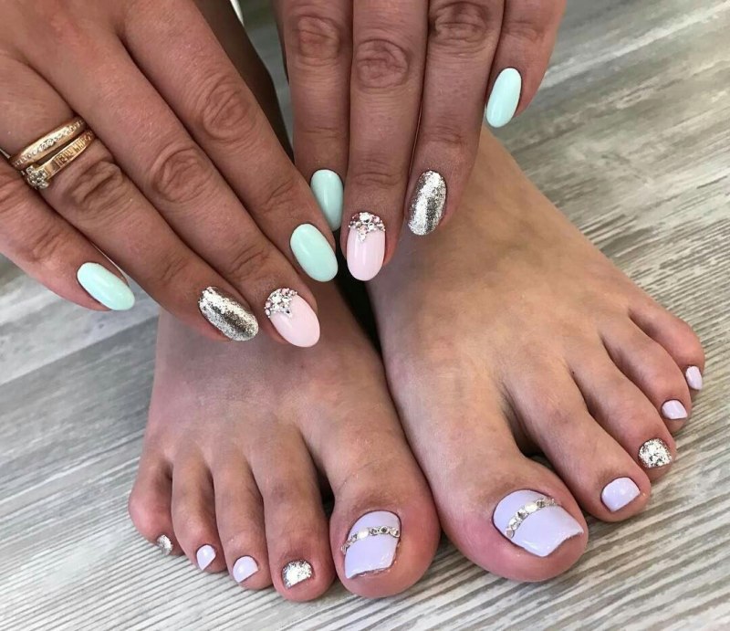 Маникюр и педикюр в одном стиле