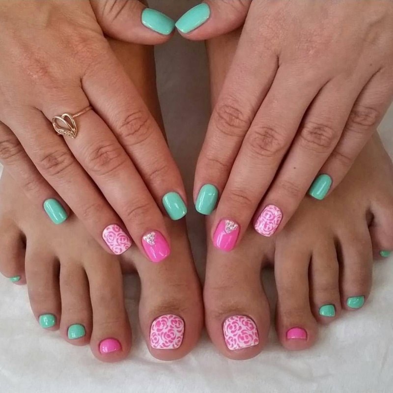 Яркий педикюр