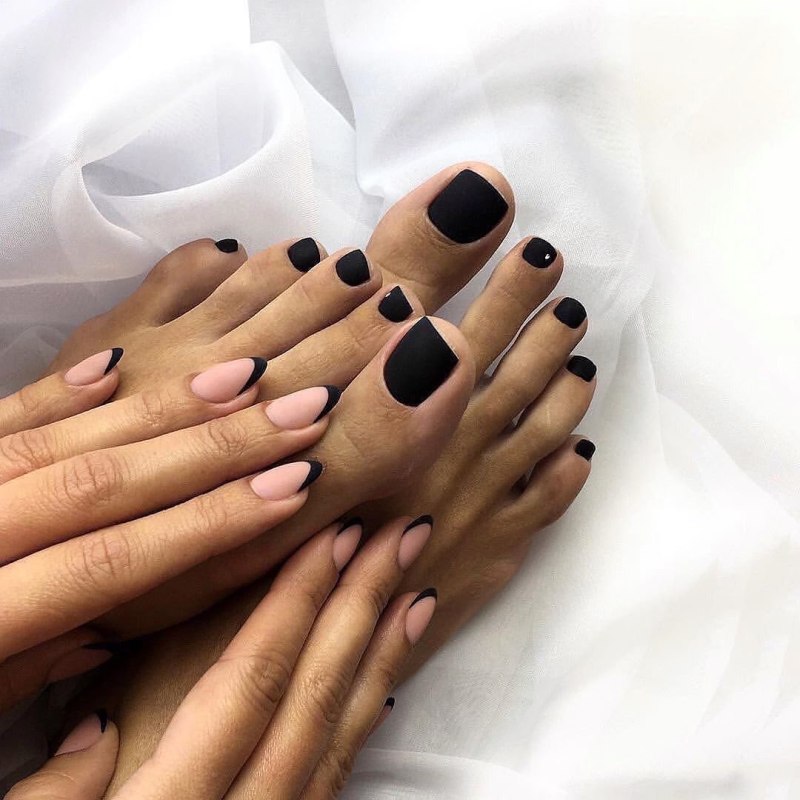 Маникюр и педикюр в одном стиле