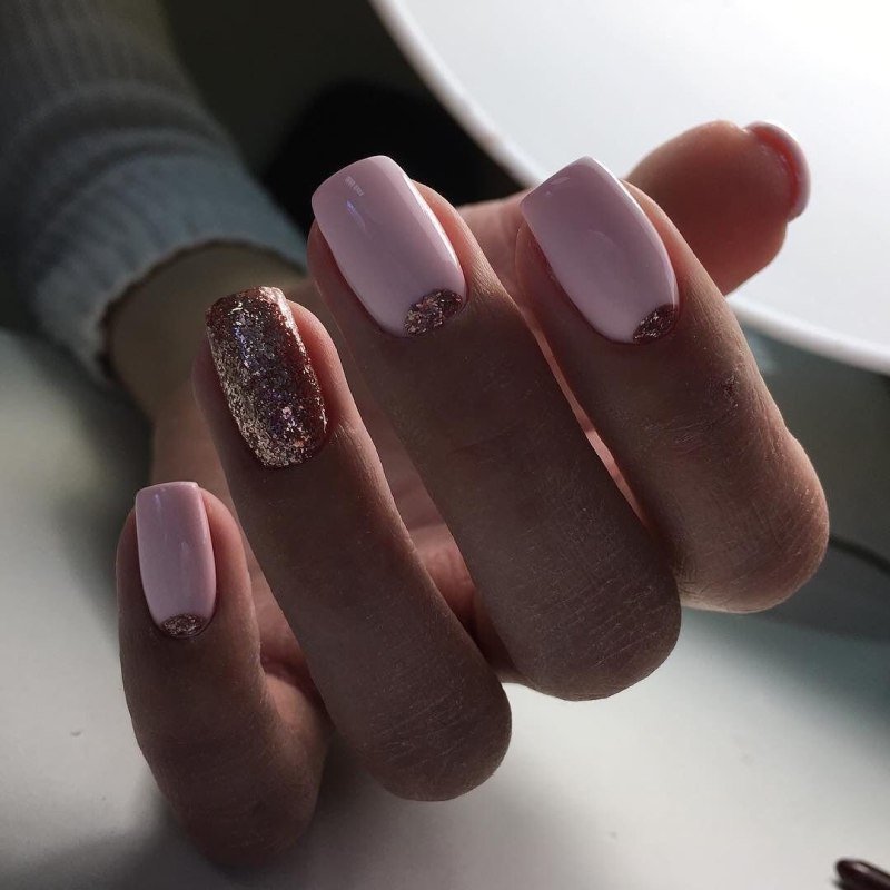 Сиреневые ногти с камнями