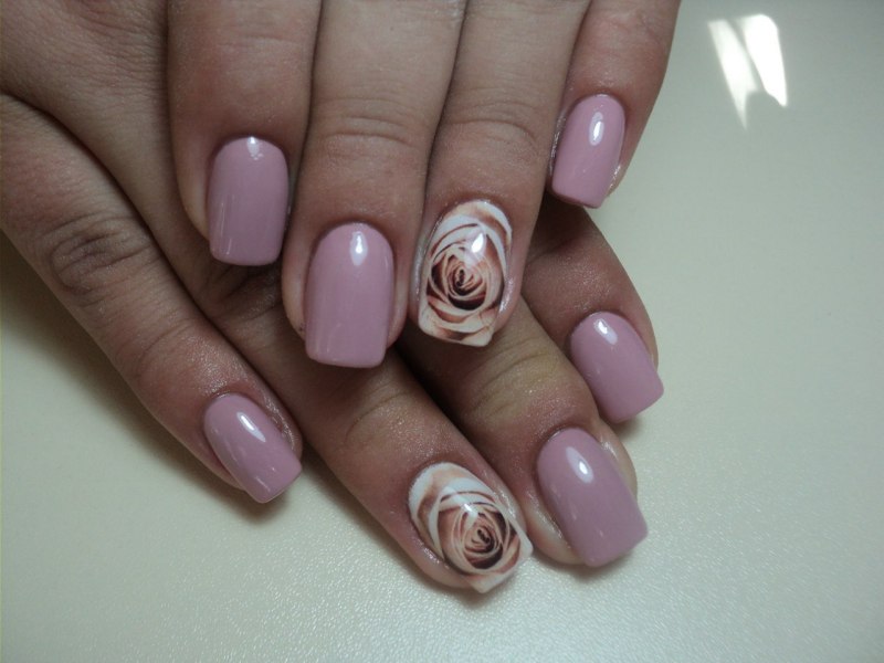 Пыльно розовый матовый маникюр