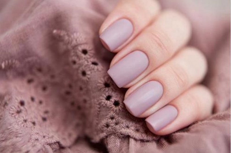 Маникюр коричневый с бежевым