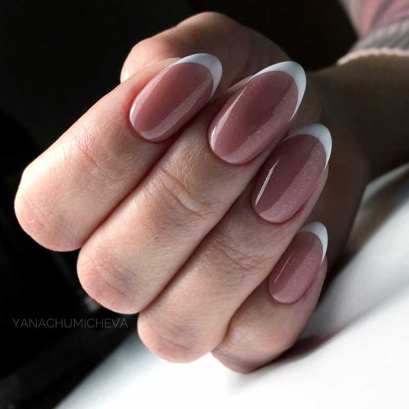 Розовый глянцевый маникюр