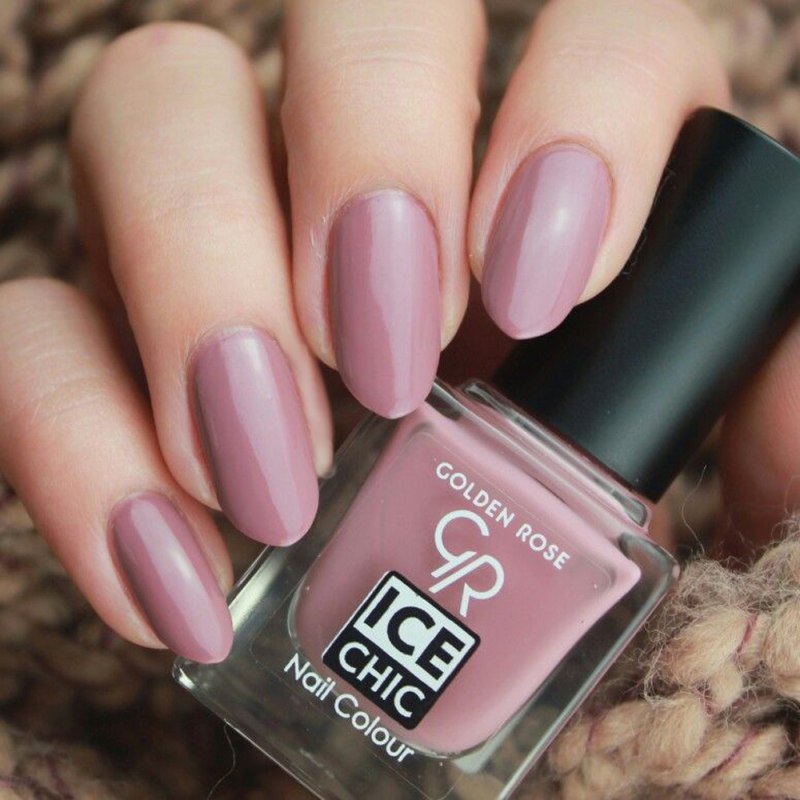 Маникюр коричневый с розовым