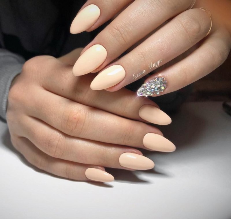 Ногти светлые