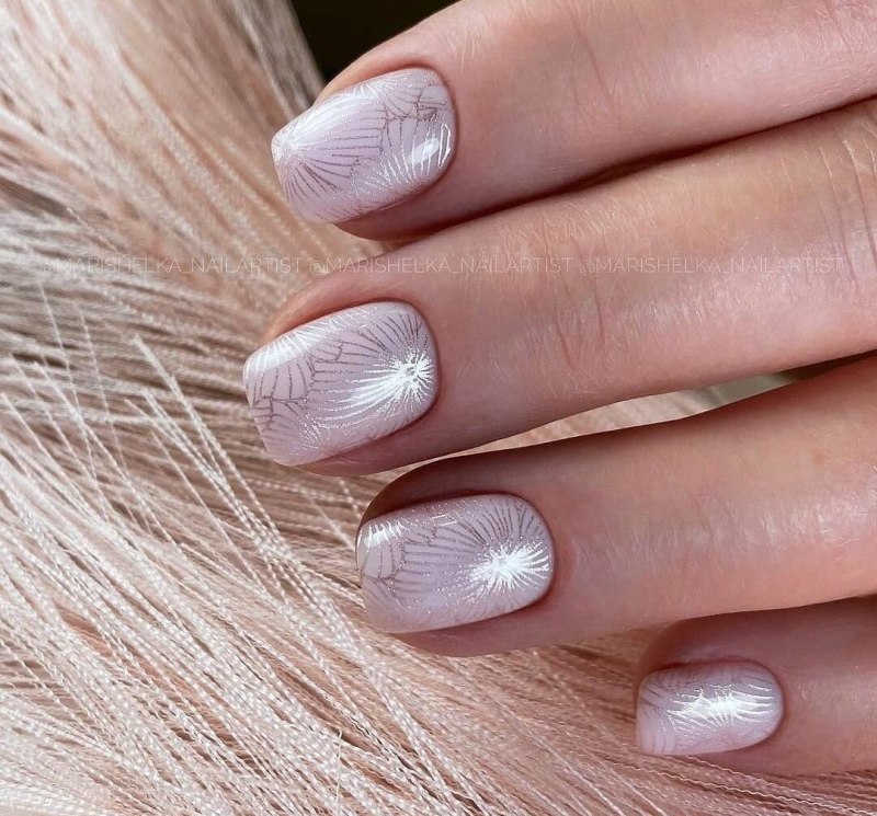 Ногти светлые