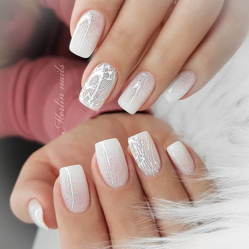 Нежный маникюр на короткие белые