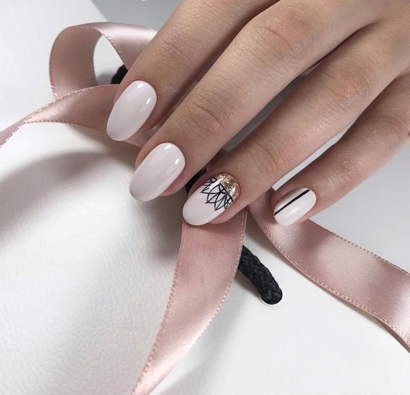 Маникюр в светлых тонах на длинные ногти