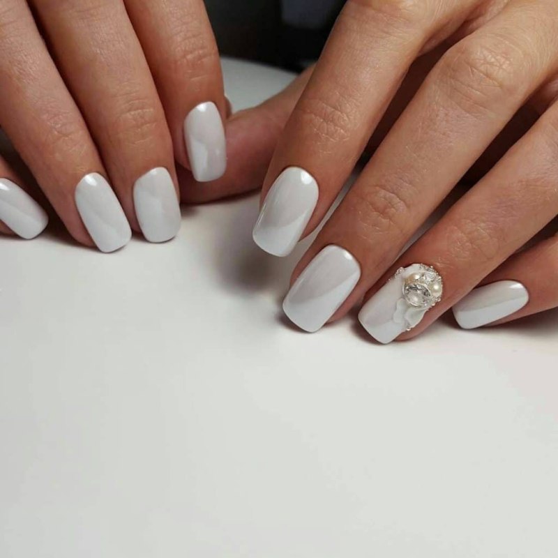 Белая втирка на ногтях