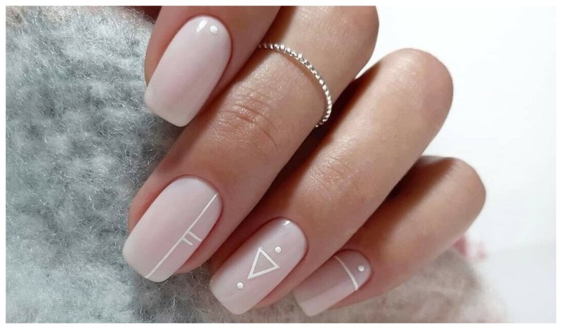 Негативное пространство в маникюре нюдовое оформление