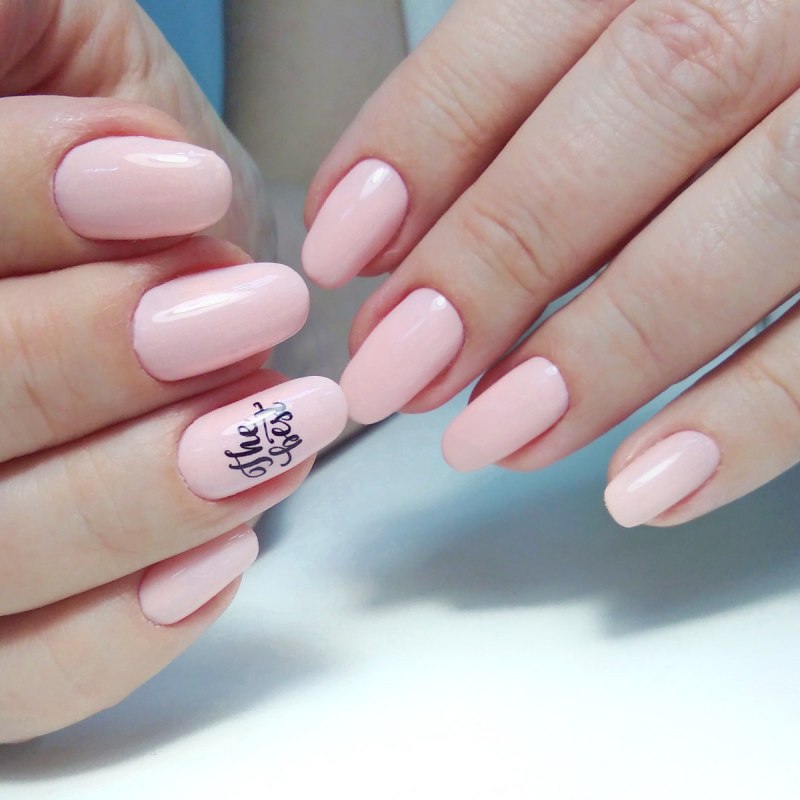 Маникюр летний нежный