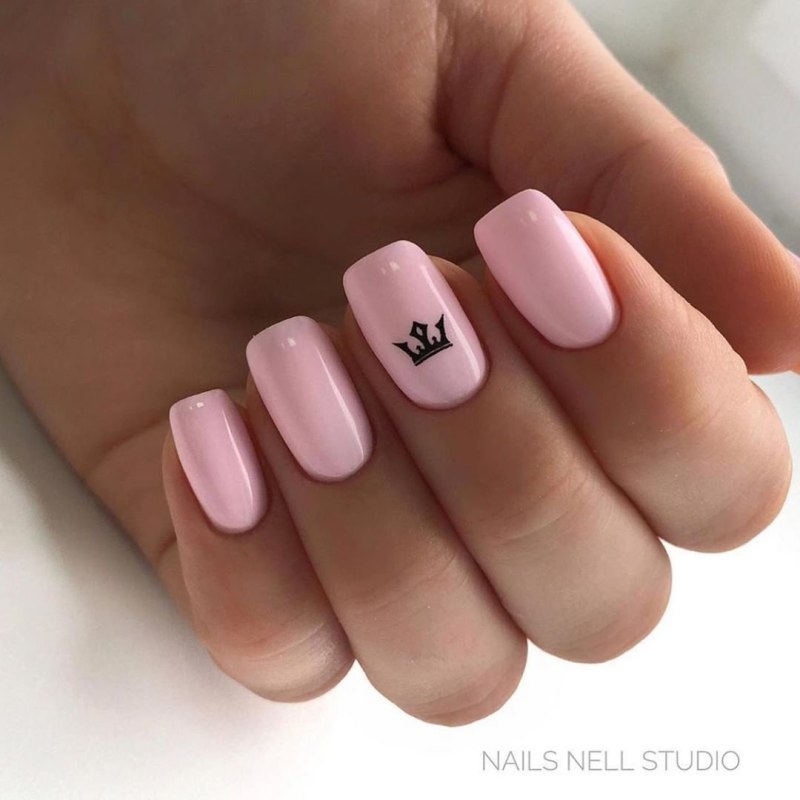 Нежный школьный маникюр