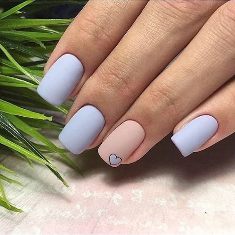 Нюдовый маникюр с нежным рисунком