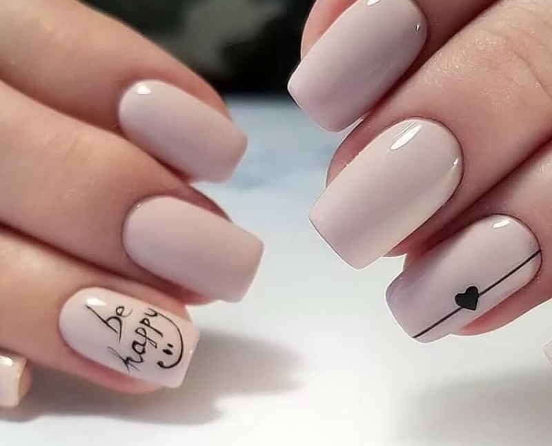 Маникюр с цветочками нежный