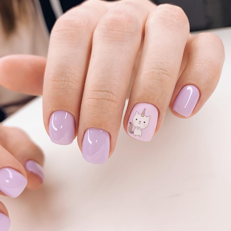 Маникюр розовый однотонный с надписями