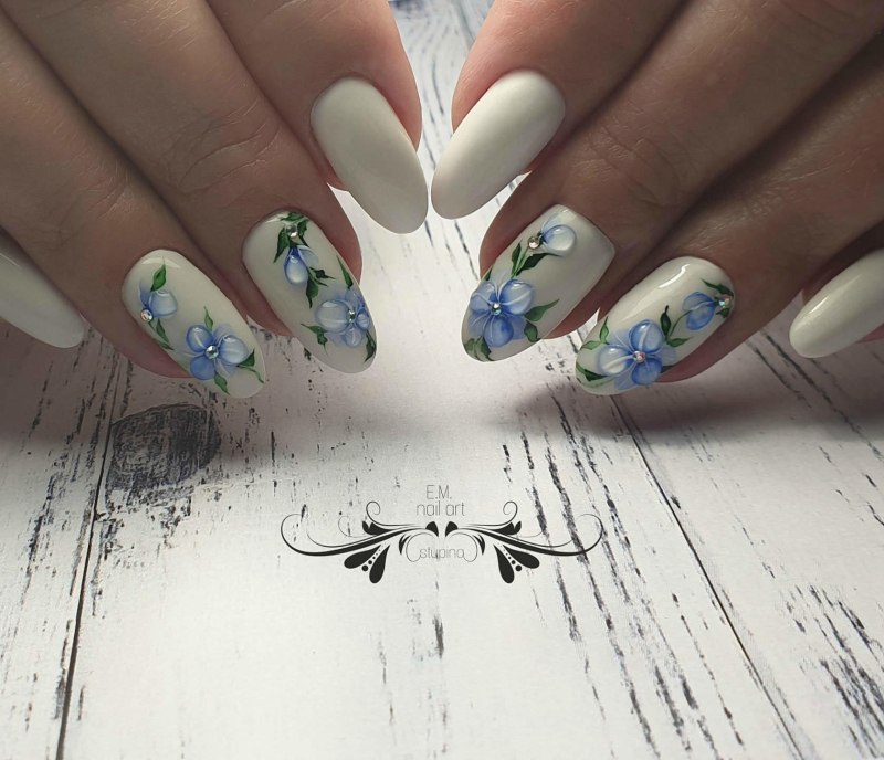 Белый маникюр с акварелью